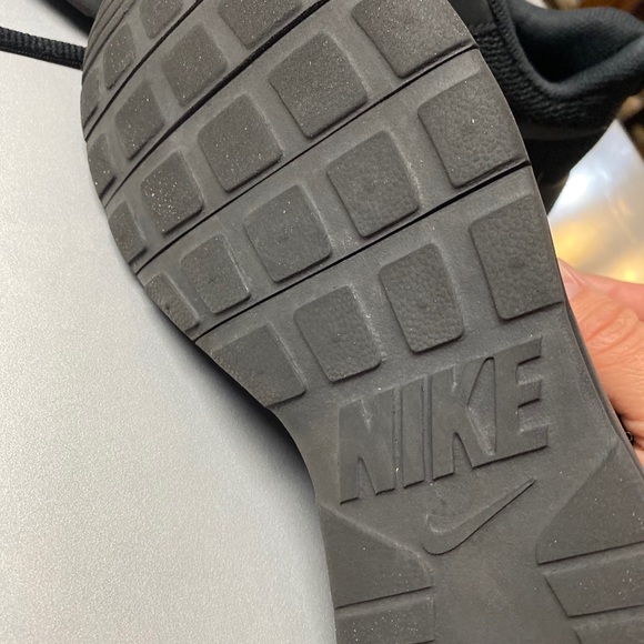 Big kid Nike shoes - Picture 2 of 3